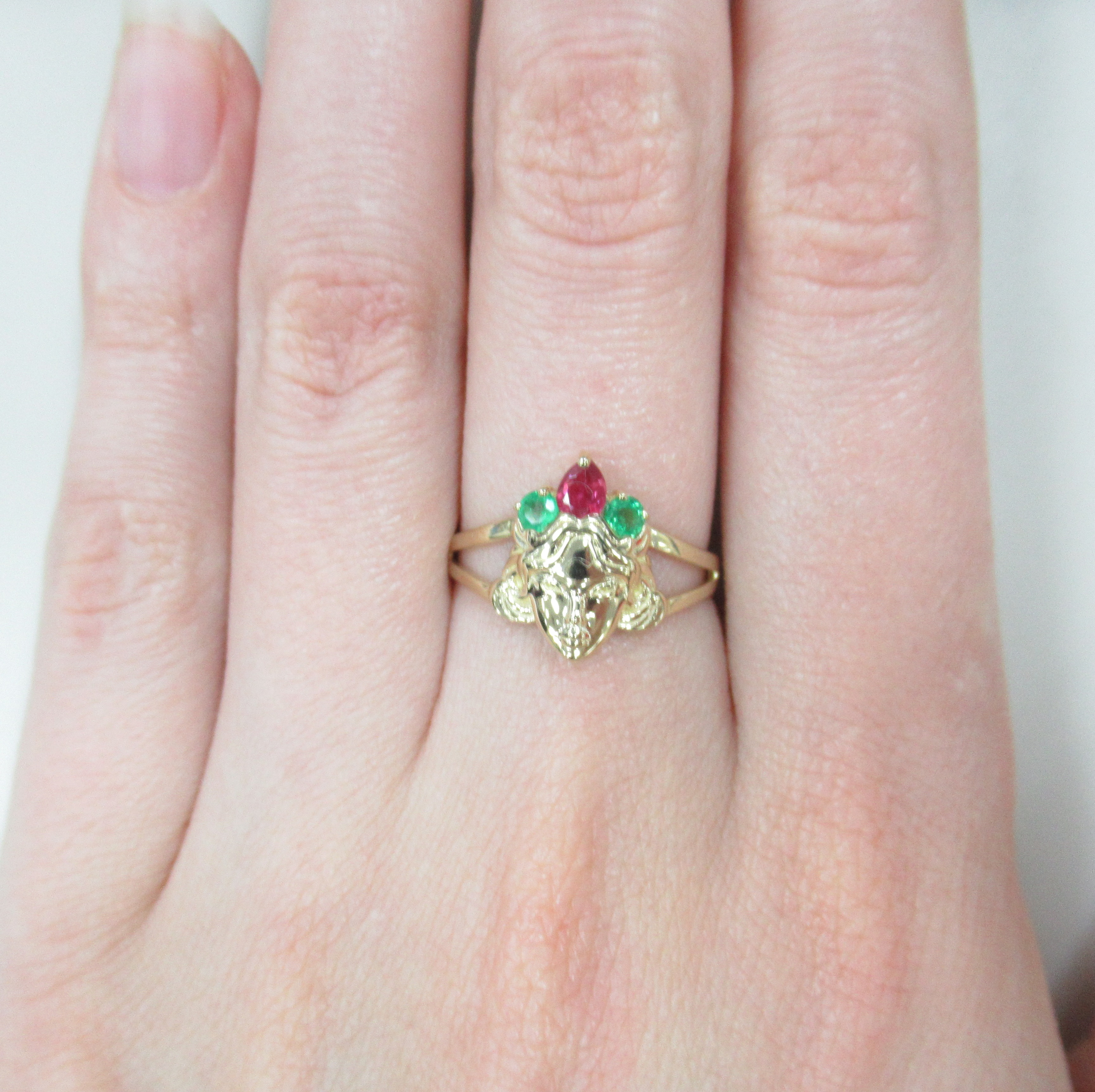 Кольцо из желтого золота с изумрудами и рубином